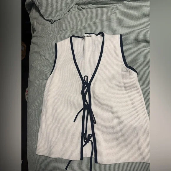 Abercrombie & Fitch
Tie-Front V-Neck Sweater Vest - Picture 1 of 1